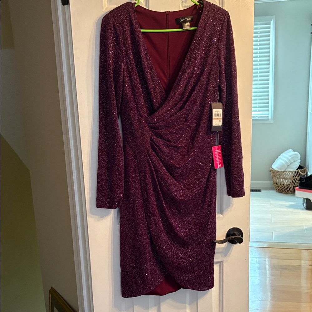 Stunning! Perfect for your holiday party! Jessica Howard dress with ruching